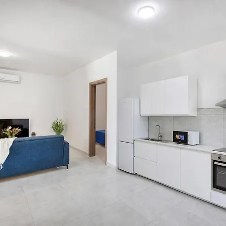 Peaceful 2br Flat Garden View شقة