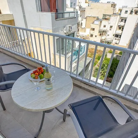 Peaceful 2br Flat Garden View شقة