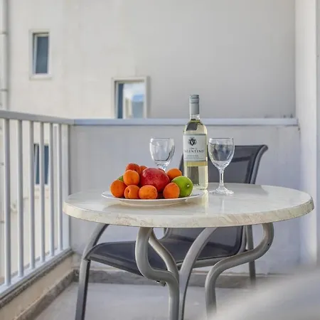 Peaceful 2br Flat Garden View
